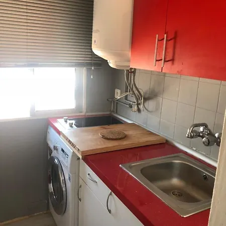 1 Y Salon Con Sofa Cama Bien Comunicado Con El Centro *