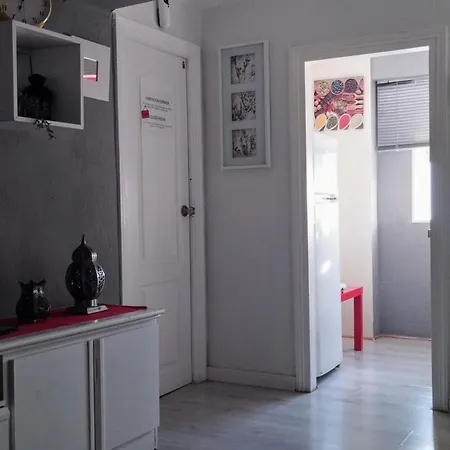 1 Y Salon Con Sofa Cama Bien Comunicado Con El Centro *