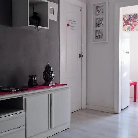 1 Y Salon Con Sofa Cama Bien Comunicado Con El Centro